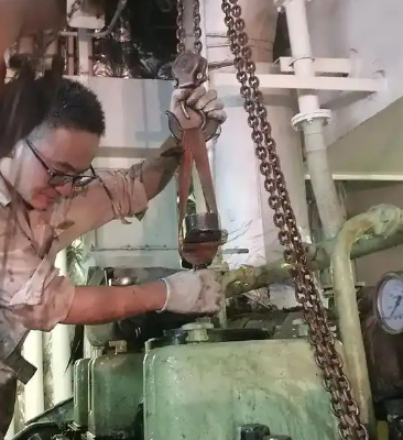 船用柴油機(jī)保養(yǎng)手拉葫蘆起吊搬運(yùn)